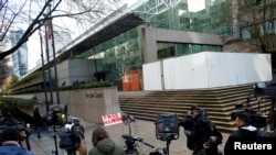 媒体等候在加拿大不列颠哥伦比亚省一家正在审理孟晚舟案的法院外。(2018年12月10日)