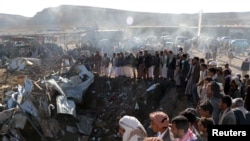 也门萨阿达省空袭发生地点聚集的人群(2017年11月1日)