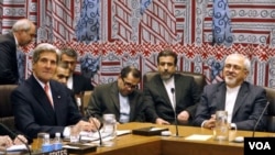 Ngoại trưởng John Kerry (trái) và Ngoại trưởng Iran Mohammad Javad Zarif dự cuộc họp của nhóm P5+1 tại trụ sở Liên hiệp quốc