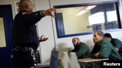 Para narapidana AS mendapatkan training dari seorang petugas penjara (foto: ilustrasi).