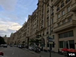 中国建筑工人在柬埔寨首都金边钻石岛建造的高楼大厦(美国之音莉雅拍摄)