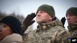 资料照片:在俄罗斯全面入侵乌克兰一年周年之际,乌克兰武装部队总司令扎卢日内将军在基辅参加一次纪念活动。(2023年2月24日)