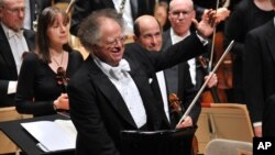 詹姆斯·莱文在波士顿演出时向观众致意。(资料照片,2010年10月2日)