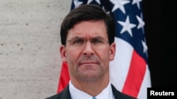 美国国防部长埃斯帕在菲律宾马尼拉的美军纪念公墓举行的献花圈仪式上。(2019年11月19日)