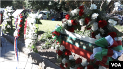 保加利亚驻美使馆的花圈(美国之音孙禾拍摄)