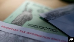 资料照片-图为美国国税局印制的纾困支票,帮助国民度过新冠病毒爆发带来的不利经济影响。(2020年4月23日)