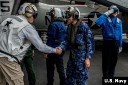 美国海军和日本海上自卫队官员2016年11月2日共同指挥“利剑”联合军演 (美国海军照片)