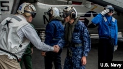 参加2016年“利剑”联合军演的美国海军和日本海上自卫队官兵 （美国海军照片）