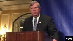 美国农业部长维尔萨克在研讨会上致辞(2016年11月22日,美国之音莉雅拍摄)