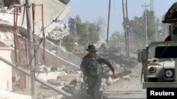 在摩苏尔附近城市克拉克斯清剿残敌的伊拉克政府军。(2016年10月30日)