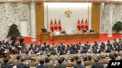 朝鲜官媒朝中社发布照片显示金正恩出席朝鲜劳动党第八届中央委员会第二次全体会议。(2012年2月11日,)