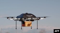 亚马逊公司发布的图片显示小型无人机送货(2013年12月1日)