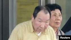 Ông Iwao Hakamada và em gái Hideko
bên ngoài trại giam ở Tokyo, ngày 27/3/2014.