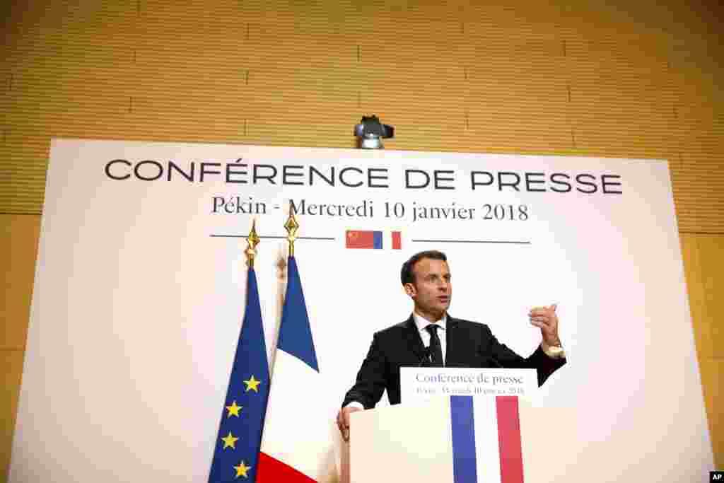 法国总统马克龙2018年1月10日在法国驻北京大使馆举行的新闻发布会上发表讲话。1月9日,在一场面向中、法两国企业家的演讲中,马克龙敦促中国领导人进一步开放市场。马克龙此行正值英国即将脱离欧盟、美国总统川普采取更为内向型的政策之时。马克龙指出,法国与中国的贸易存在300亿欧元(约合360亿美元)的赤字,这在政治上是不可持续的。马克龙说:“如果我们不能负责任地应对这个问题,我们长久以来所抱持的自然反应就将使双边渠道关闭。”  
