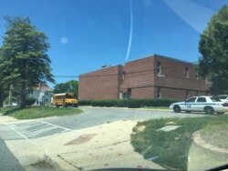 疫情期间美国大部分的学校关闭,但州政府继续在学校门外为学童分发免费食物。图为马里兰州阿尔布特斯市(Arbutus)小学。2020年6月15日美国之音记者赵婉成拍摄。