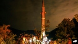 资料照片:中国对台湾周边战备巡逻和军事演习中的一枚导弹。(2023年4月8日)