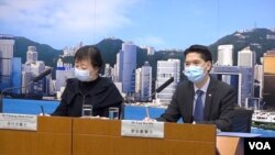 医管局总行政经理刘家献(右)在记者会上表示当局会研究在香港测试瑞德西韦的可能。(2020年2月19日,美国之音记者王四维拍摄)