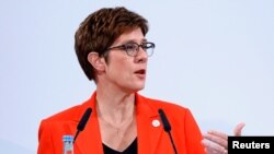 资料照:德国国防部长安娜格蕾特·克兰普-卡伦鲍尔在柏林的一个记者会上。