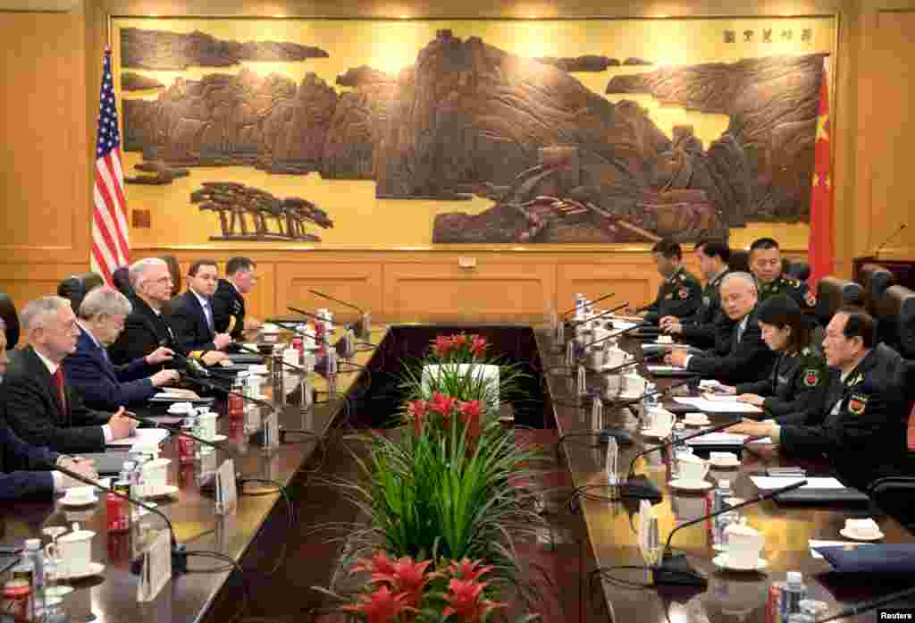 美国国防部长吉姆·马蒂斯、美国驻华大使布兰斯塔德在北京八一大楼同中国国防部长魏凤和、中国驻美国大使崔天凯举行会谈(2018年6月27日)。 马蒂斯说,他这次来中国是因为美中两军关系的重要性,包括两军关系对两国总体关系的重要性。魏凤和表示,马蒂斯来访对两军关系、两国关系具有积极意义,双方建立战略互信甚至合作十分重要。马蒂斯希望在北京与中方官员进行的所有对话都能像他与魏凤和之间所进行的对话一样“公开而坦诚”。他还邀请魏凤和访问五角大楼。