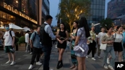 中国经济低迷,在关税战的阴影下,跨国大企业对中国消费者需求回升不敢乐观。(美联社:2023年6月18日)