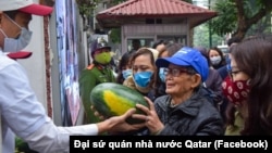 Đại sứ quán Qatar tổ chức phát dưa hấu miễn phí cho người dân tại Hà Nội vào ngày 11/2/2020.