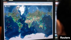2013年2月12日在维也纳的全面禁止核试验条约组织的核监视控制室分析员在监察电脑显示的图表。