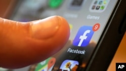 资料照片:手机上的脸书应用软件。