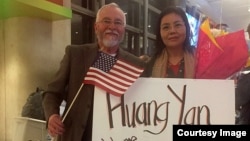 滞留台湾八个月的中国异议人士黄燕抵达洛杉矶(傅希秋提供)
