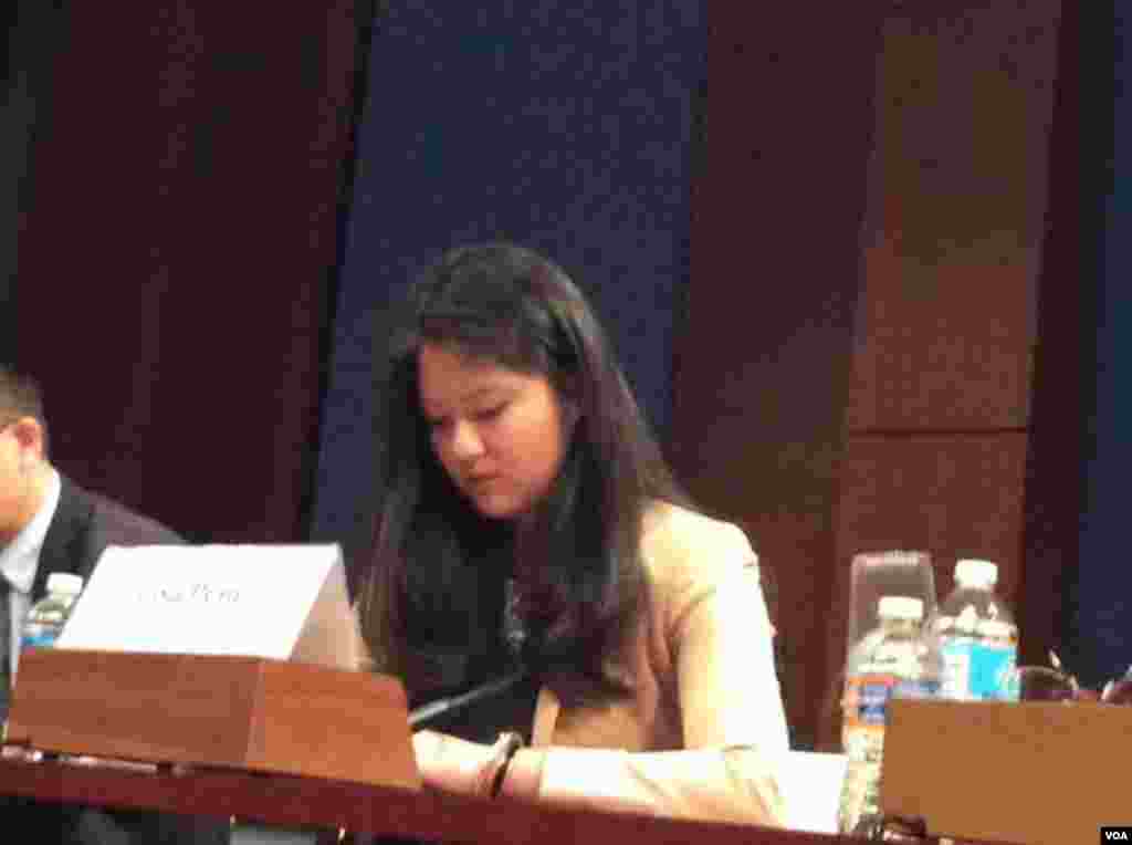 中国民主人士彭明的女儿彭佳音,哈佛大学学生。她呼吁国会议员们包括国会及行政当局中国委员会两位主席史密斯众议员和鲁比奥参议员为他的父亲等中国民主人士发声(美国之音杨晨拍摄)