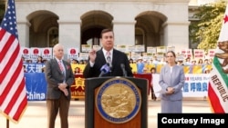 加州州参议员安德森在州府声援法轮功(Photo courtesy of Anderson’s office)