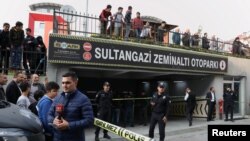 土耳其警察在土耳其伊斯坦布尔的一个停车场门口站岗,那里发现了沙特阿拉伯领事馆的车辆。(2018年10月22日)