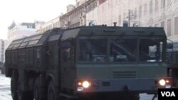 俄罗斯用伊斯康德尔导弹应对中国威胁。2014年5 月红场阅兵彩排时莫斯科市中心的伊斯康德尔导弹发射车(美国之音白桦拍摄)