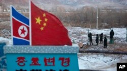 中国方面在吉林省图们市中朝边界线上竖起围栏。 (2012年12月8日)