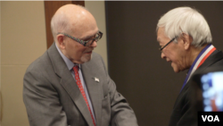 共产主义受难者基金会主席爱德华兹2019年1月28日授予陈日君“杜鲁门-里根自由勋章”(美国之音宁路拍摄)