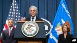 资料照片：美国司法部长加兰2023年6月23日在华盛顿的一场新闻发布会上宣布逮捕嫌犯和破获芬太尼前体化学品供应链。（美联社照片）
