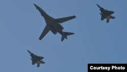 韩国两架F15K战斗机2017年10月21日为美国B1-B 战略轰炸机护航飞越朝鲜半岛 (美国空军照片)