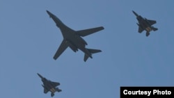美国一架B1-B 战略轰炸机2017年10月21日由韩国战机护航飞越朝鲜半岛 (美国空军照片)
