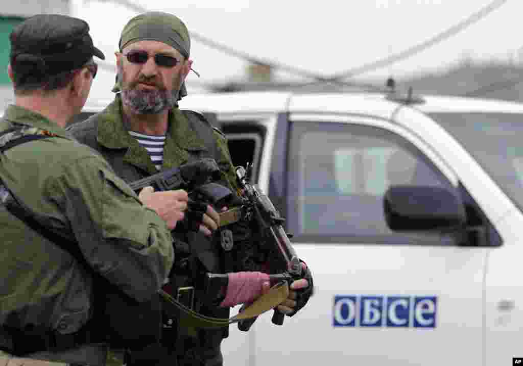 Нижня Кринка. Бойовики біля авто ОБСЄ