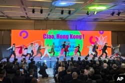 Hello!Hong Kong的宣传活动载歌载舞,屏幕上还显示西班牙语。但代表国民大力支持港版国安法的委内瑞拉国家中的网民,参加免费机票抽奖活动的机会也没有 (美联社 2023年2月2日)