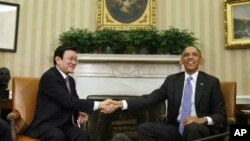 Tổng thống Mỹ Barack Obama bắt tay Chủ tịch nước Việt Nam Trương Tấn Sang tại Phòng Bầu dục của Tòa Bạch Ốc, ngày 25/7/2013.