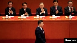 中共总书记习近平在北京人大会堂召开的中共十九大开幕式上走向讲台发表他的报告。 (2017年10月18日)