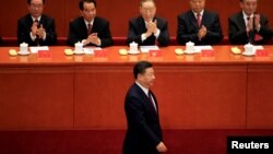 2017年中共十九大开幕式上,中共总书记习近平走向讲台发表报告(路透社 2017年10月18日)