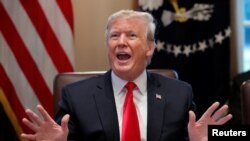 特朗普总统2019年1月2日在内阁会议上坚称要建边界墙(路透社)