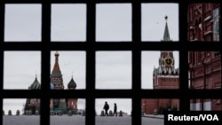 疫情下的莫斯科戴着口罩的警察在空旷的莫斯科红场上巡逻。(2020年3月30日)