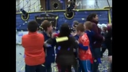 人们翘首以待梅西感恩节大游行