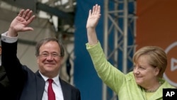 资料照：拉舍特（左）和总理默克尔一起参加竞选活动。