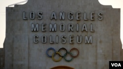 洛杉矶纪念体育馆正面标志(美国之音国符拍摄)