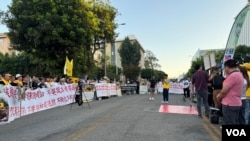 洛杉矶民主、人权团体在中国驻洛杉矶总领馆门口抗议“四通桥勇士”彭立发被失踪两周年。(美国之音 张木林摄)