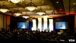 美中旅游峰会小组讨论(美国之音国符拍摄)