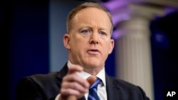 白宫新闻发言人斯派塞2017年4月10日在白宫记者会上与媒体交谈。